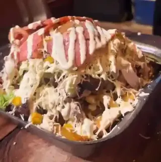 Salchipapa Suiza Pollo